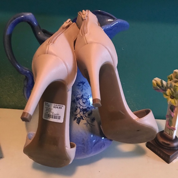 Heels - Picture 3 of 3